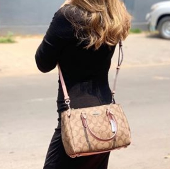 Coach Handbags - 🍒NWT🍒 COACH SIGNATURE MINI SURREY PINK